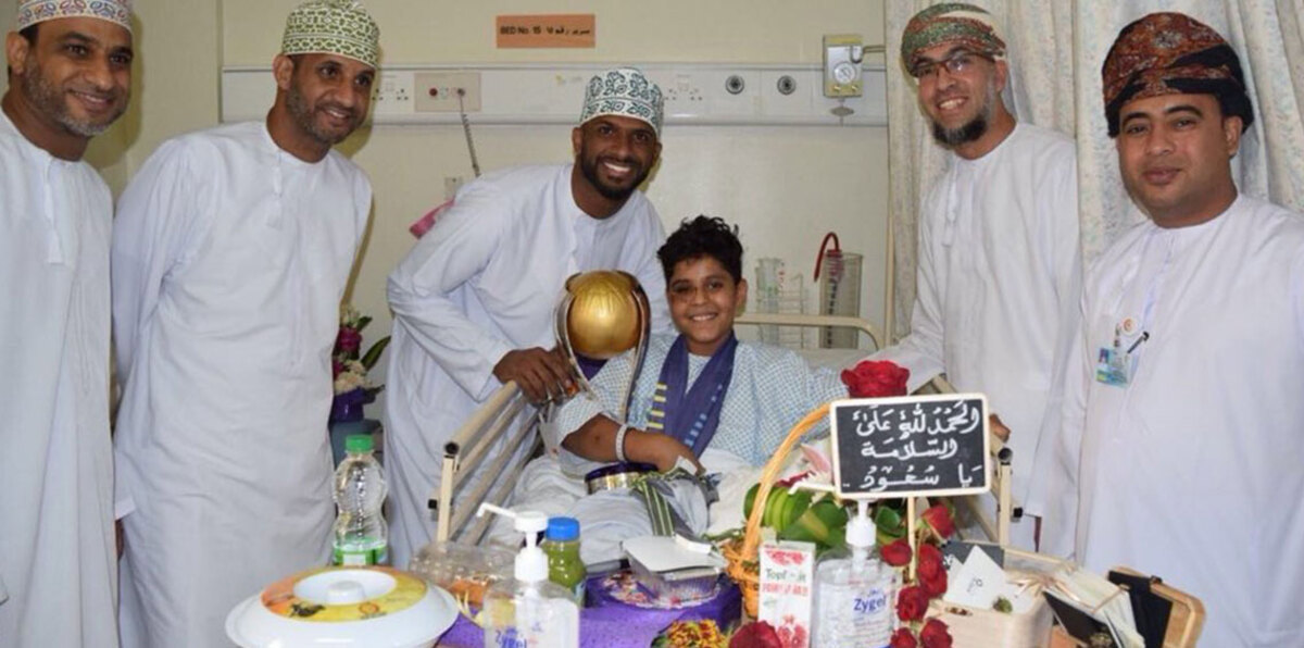 في لفتة رائعة.. علي الحبسي حارس نادي الهلال يزور الطفل سعود العباد في المستشفى (تعرف على قصته)