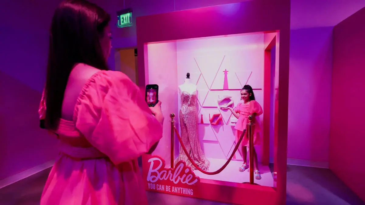 عالم "باربي" الوردي داخل معرض في لوس أنجلوس 