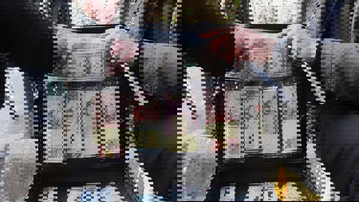 تزامنًا مع الاحتجاجات.. العملة الإيرانية تسجل انخفاضًا حادًا أمام الدولار