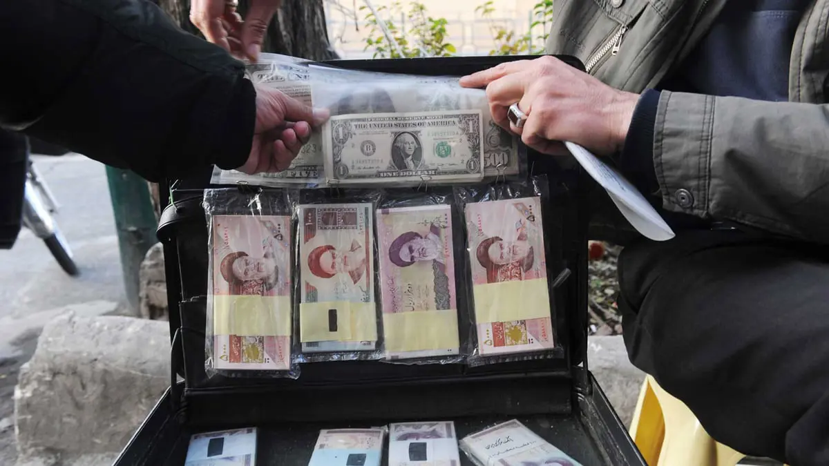 تزامنًا مع الاحتجاجات.. العملة الإيرانية تسجل انخفاضًا حادًا أمام الدولار