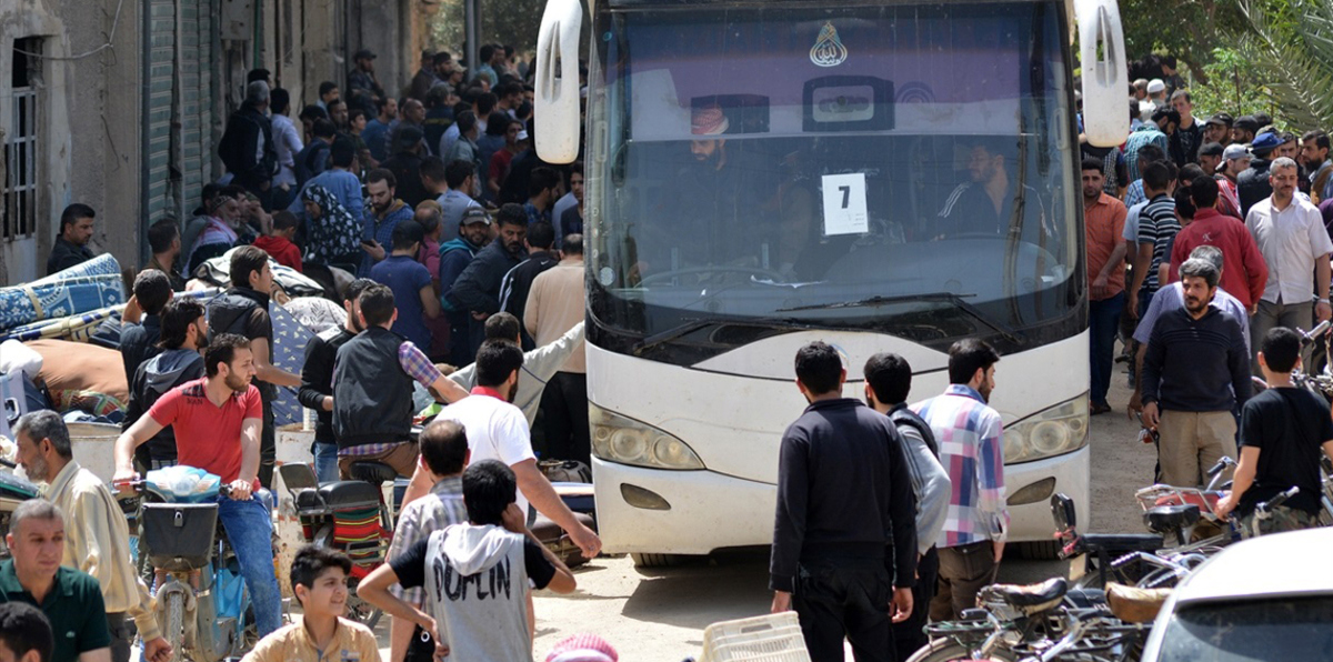 إجلاء أول دفعة من المهجّرين بمناطق سيطرة "الجيش الحر" جنوبي دمشق (صور)