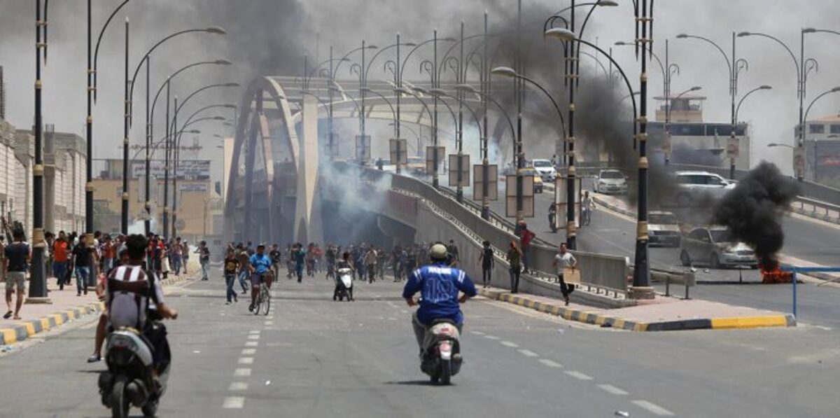 احتجاجات العراق.. الشرطة تفتح النار على المتظاهرين في كربلاء (فيديو)