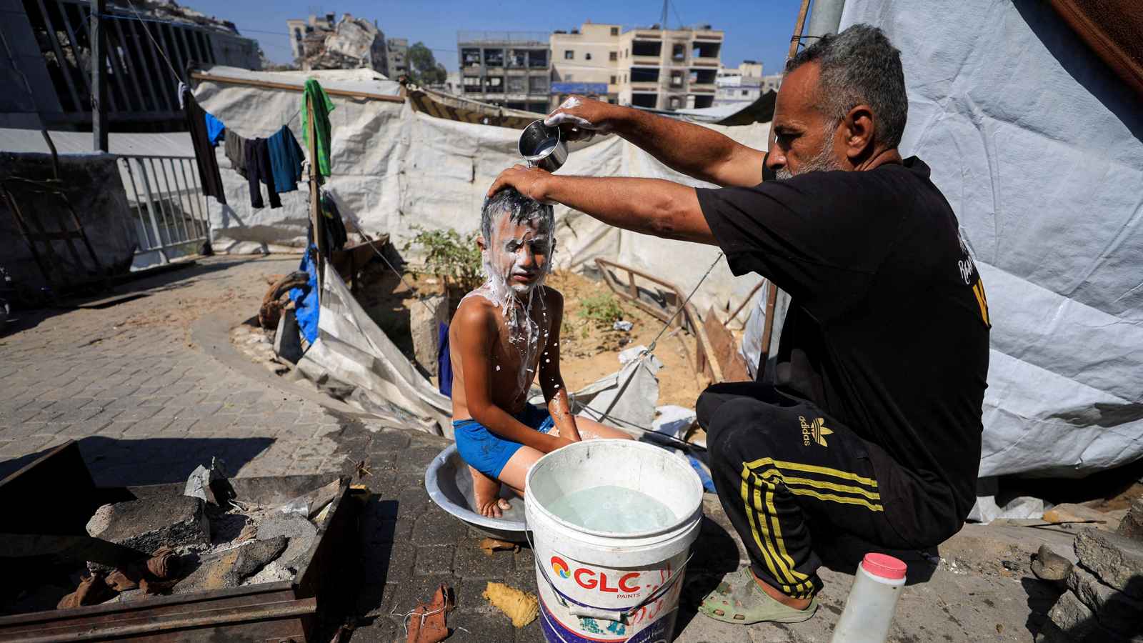 النازحون في غزة يعانون ويلات الصيف تحت خيام مهترئة