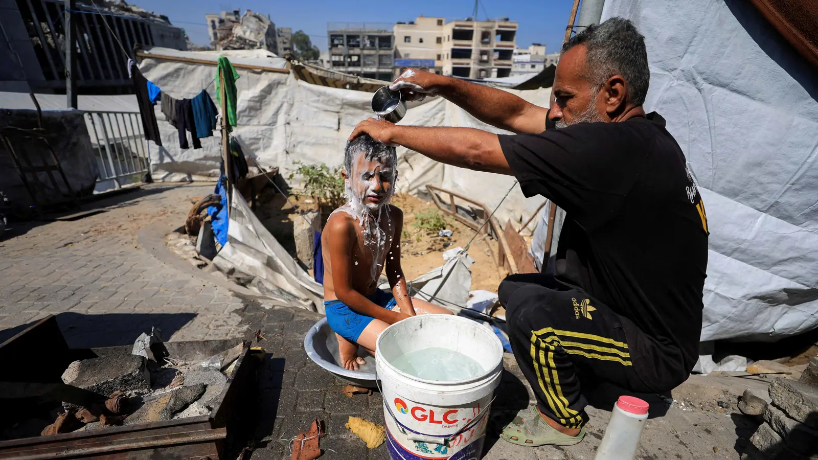 النازحون في غزة يعانون ويلات الصيف تحت خيام مهترئة