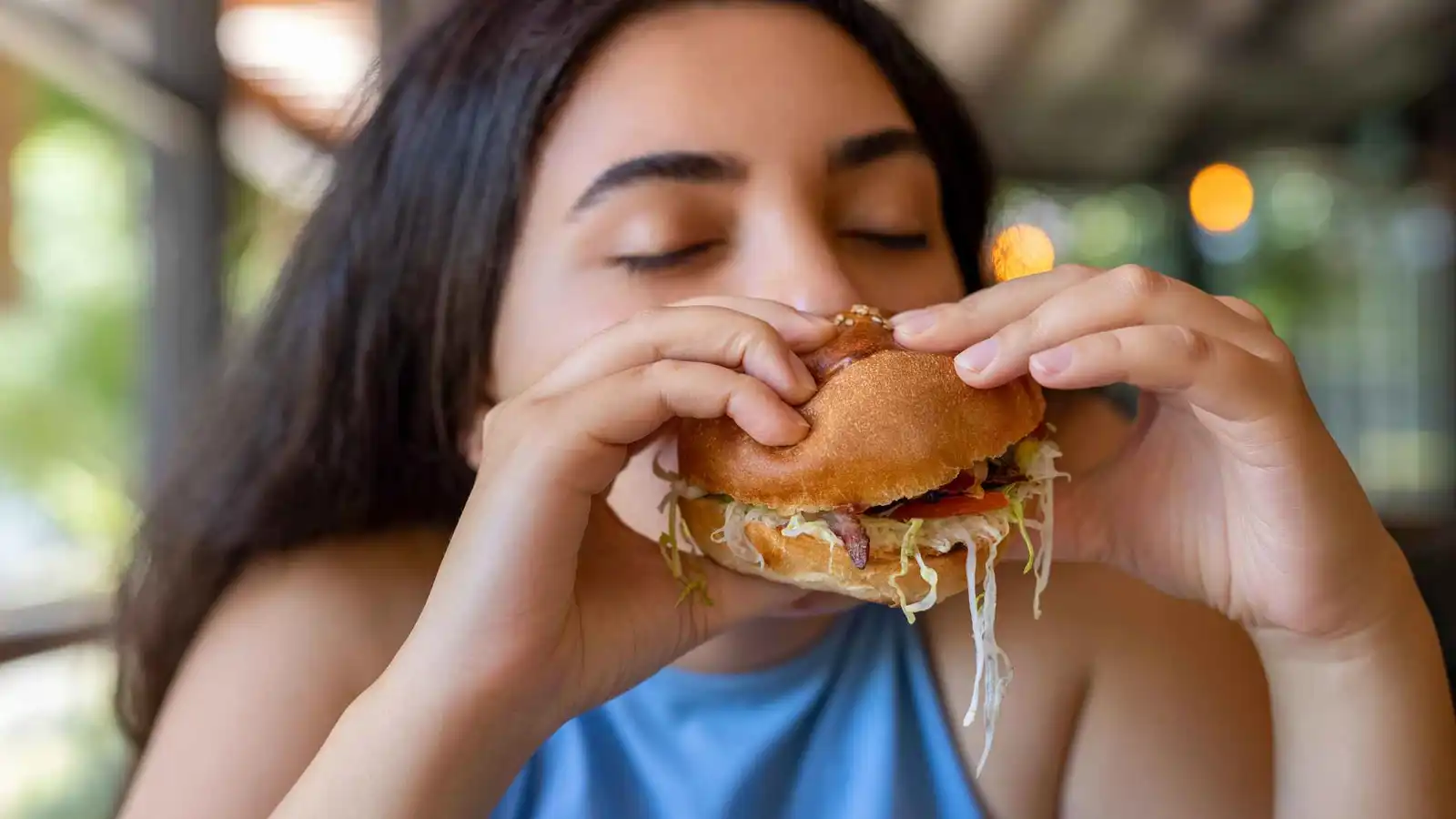 لماذا تفشل "أيام الغش" في تحسين علاقتنا مع الطعام؟