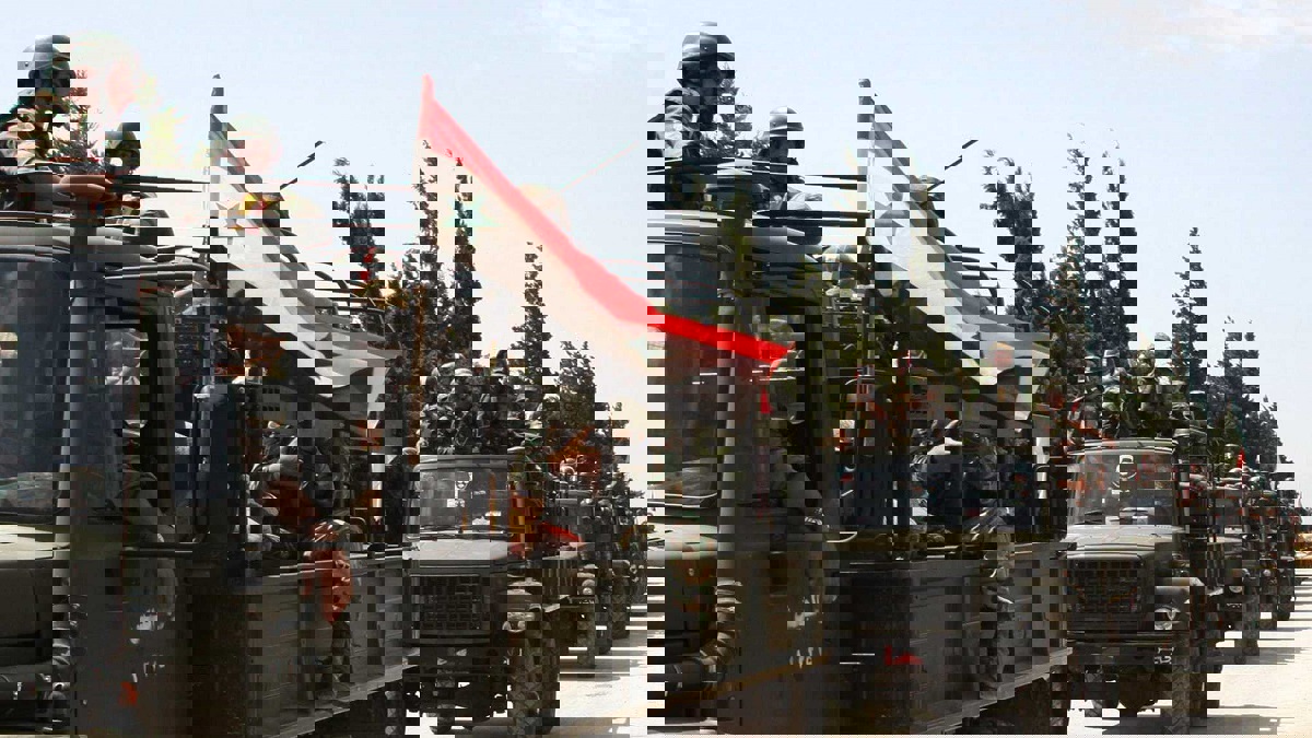 بحضور إعلامي.. الجيش السوري يجري تدريبًا عسكريًا بإشراف روسي في محيط دمشق (فيديو)