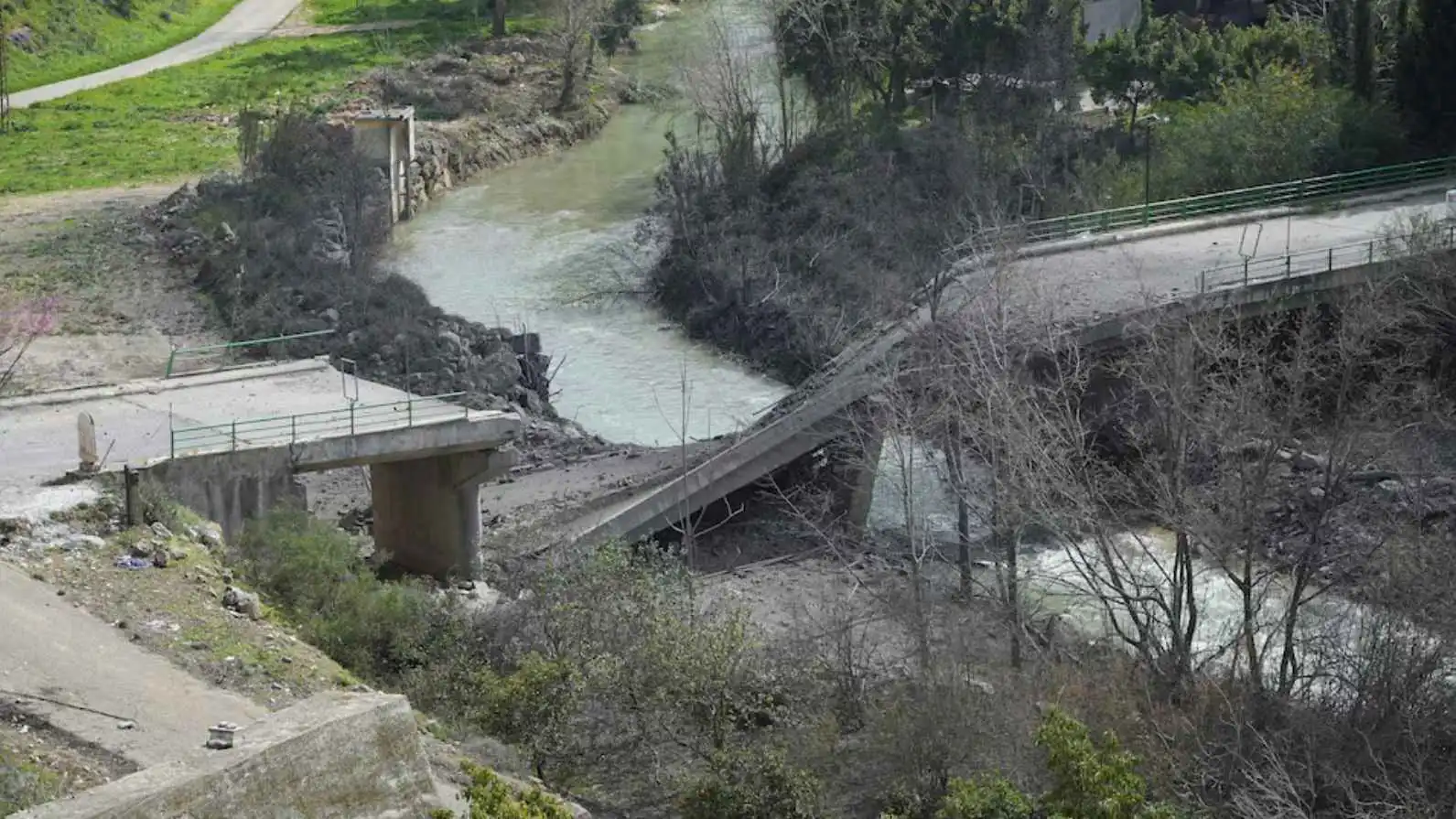 لبنان.. إسرائيل تدمر الجسور والطرق وشبكة الاتصالات جنوب الليطاني