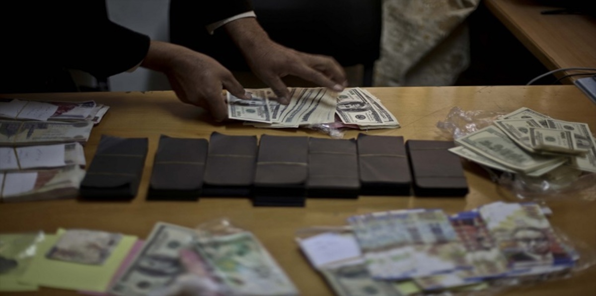 أبوظبي.. إلقاء القبض على شخص يروج 2.5 مليون من العملات الصّعبة المزورة