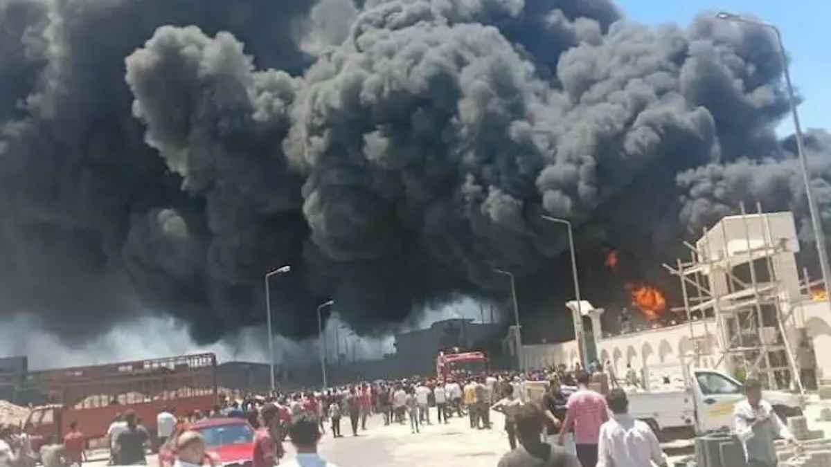 مصر.. حريق هائل بمصنع إسفنج في دمياط وخسائر أولية بالملايين (فيديو)