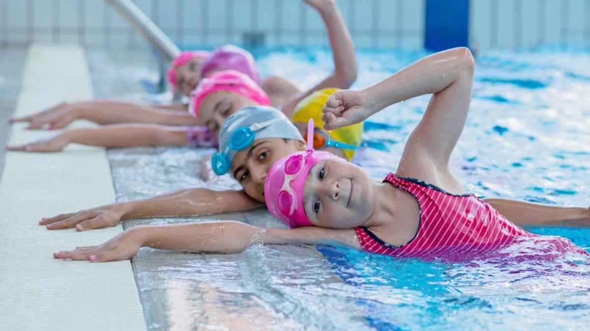 خبراء يحذرون: لون ملابس السباحة يؤثر على سلامة الأطفال في الماء