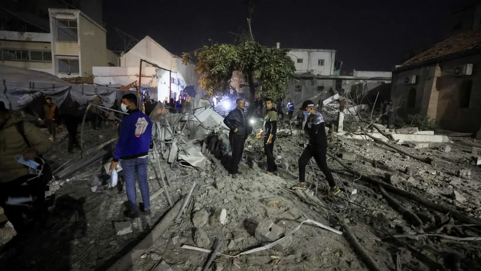 52 قتيلاً في غزة.. إسرائيل تكثف غاراتها شمالاً وجنوباً