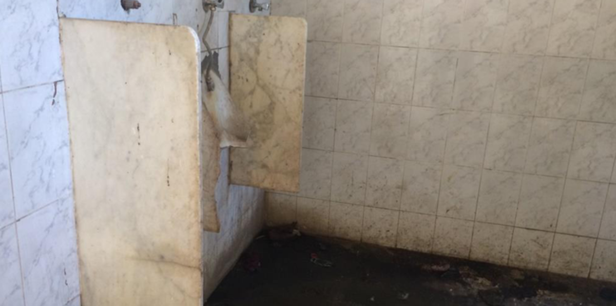 فيديو.. تجهيز وجبات أحد المطاعم بالسعودية في دورات المياه