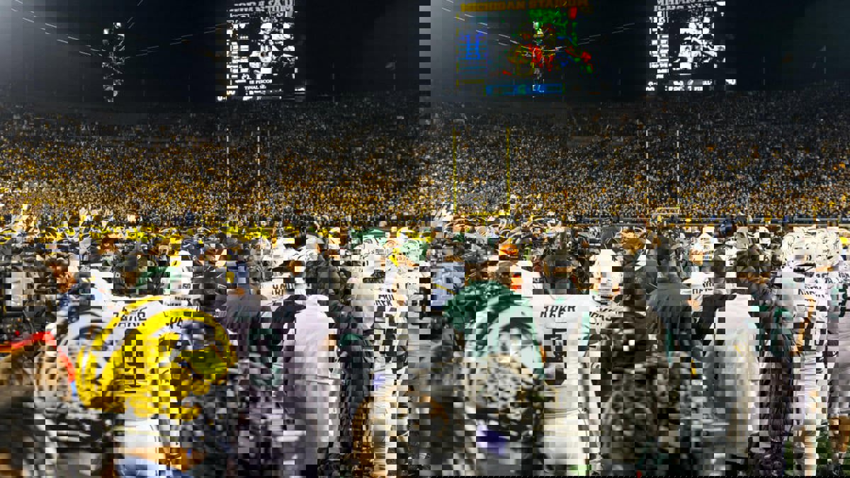 فريق بالكامل يعتدي على لاعب عقب مباراة في كرة القدم الأمريكية (فيديو) 