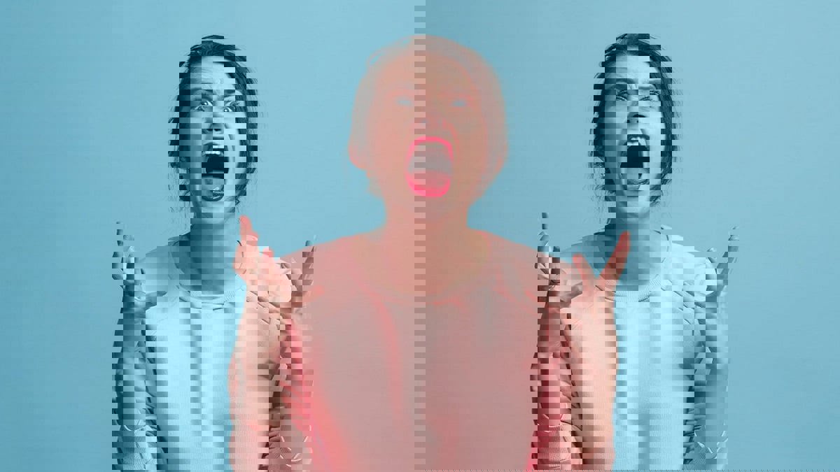 باحثون للمرأة: ارفعي صوتك يراك الرجال أصغر سنا