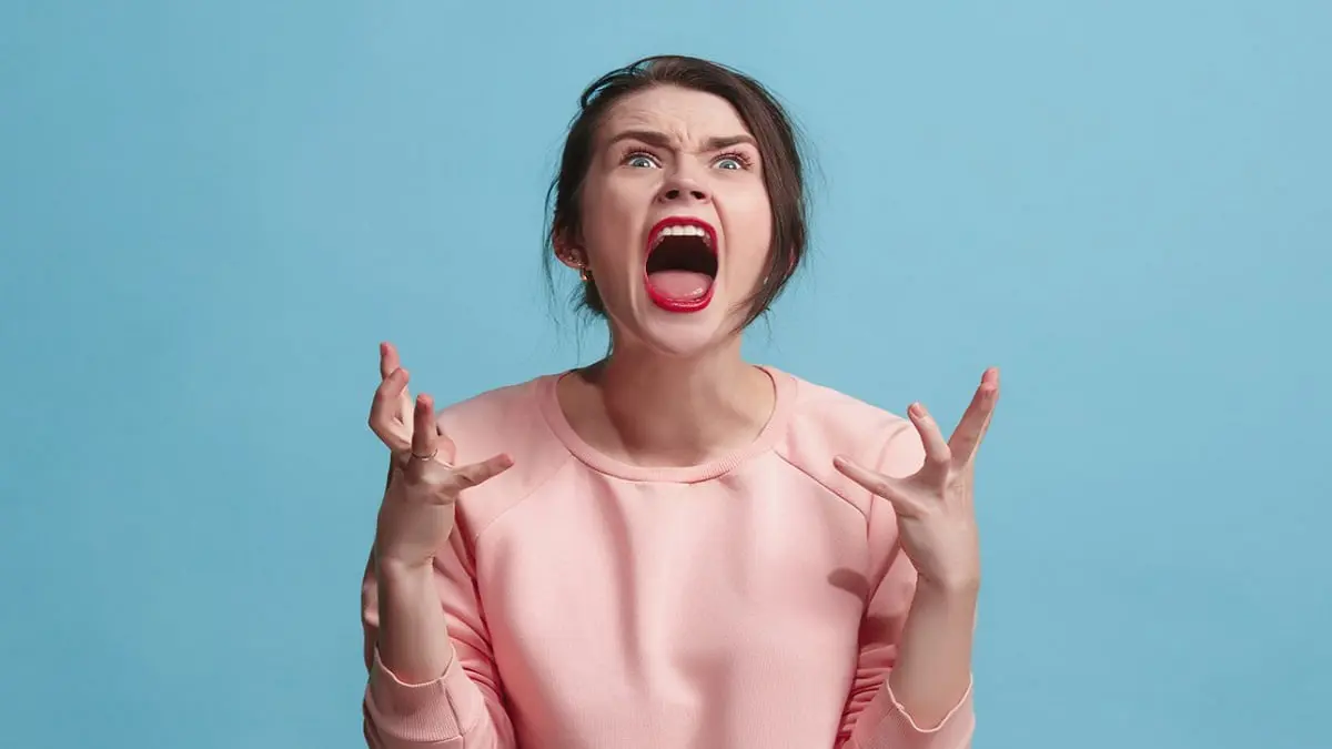 باحثون للمرأة: ارفعي صوتك يراك الرجال أصغر سنا