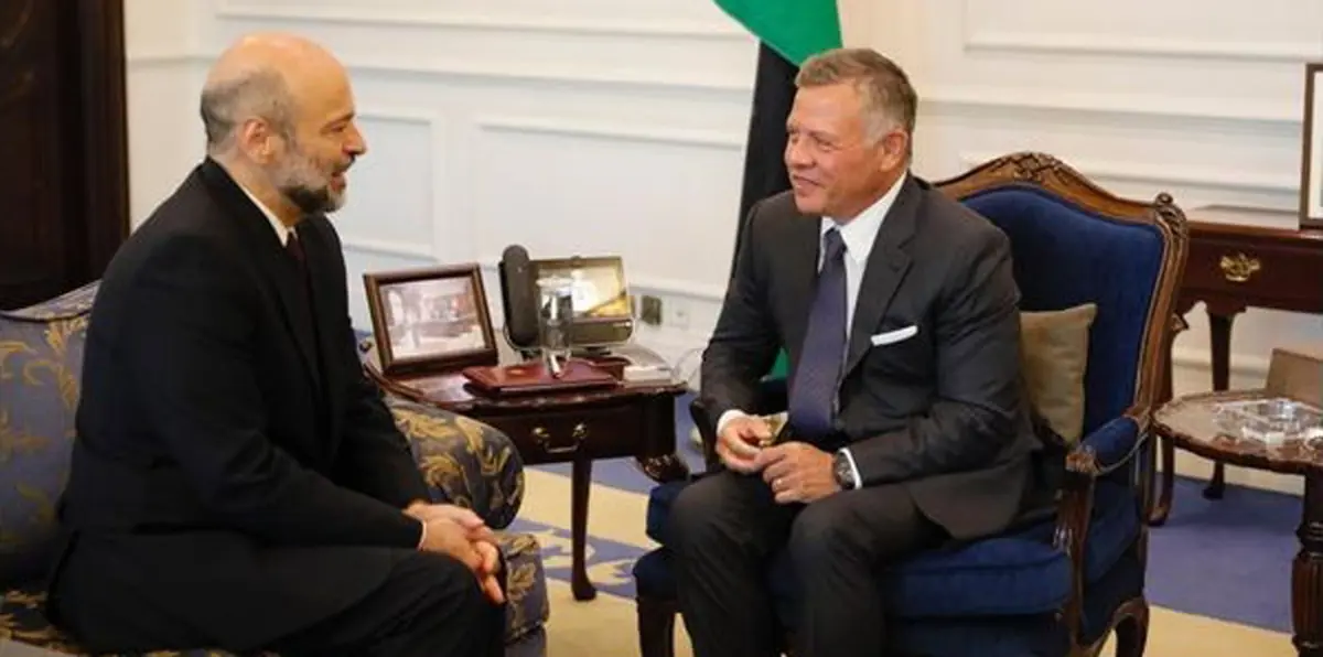 بعد غياب أثار جدلًا واسعًا.. العاهل الأردني يدعو حكومة الرزاز إلى "كسر ظهر الفساد"