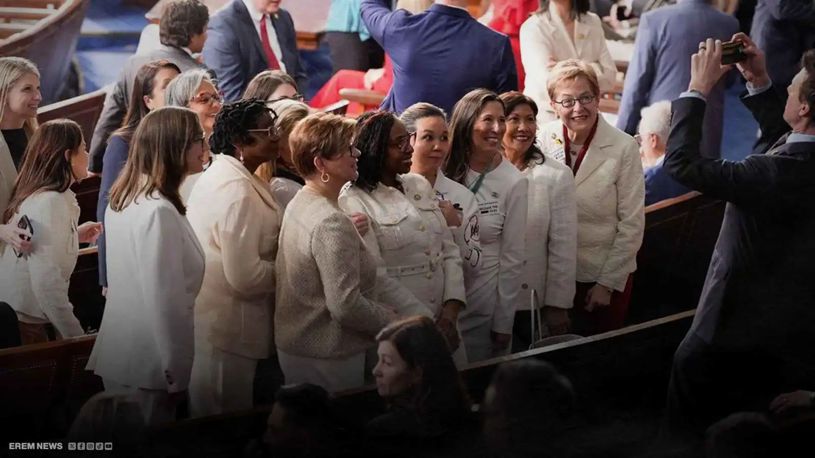 لماذا ارتدت الديمقراطيات الأبيض في الكونغرس خلال خطاب ترامب؟