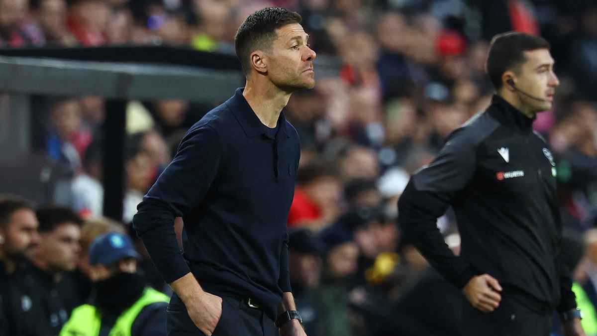 دفاع بطيء وخط وسط مترهل.. إعلامي إسباني يشن هجوما على تشابي ألونسو