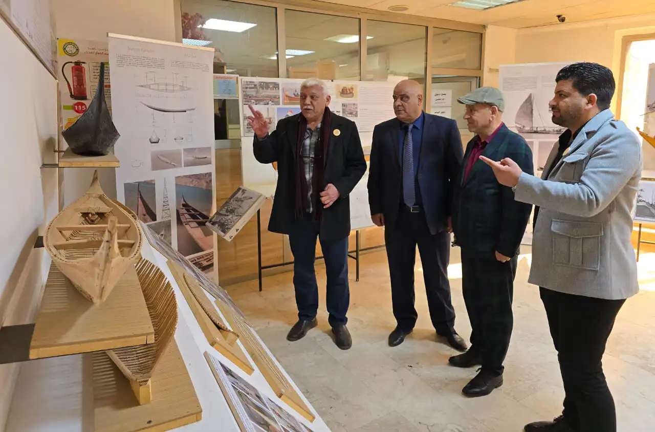 مجسمات للقوارب في المعرض الفني