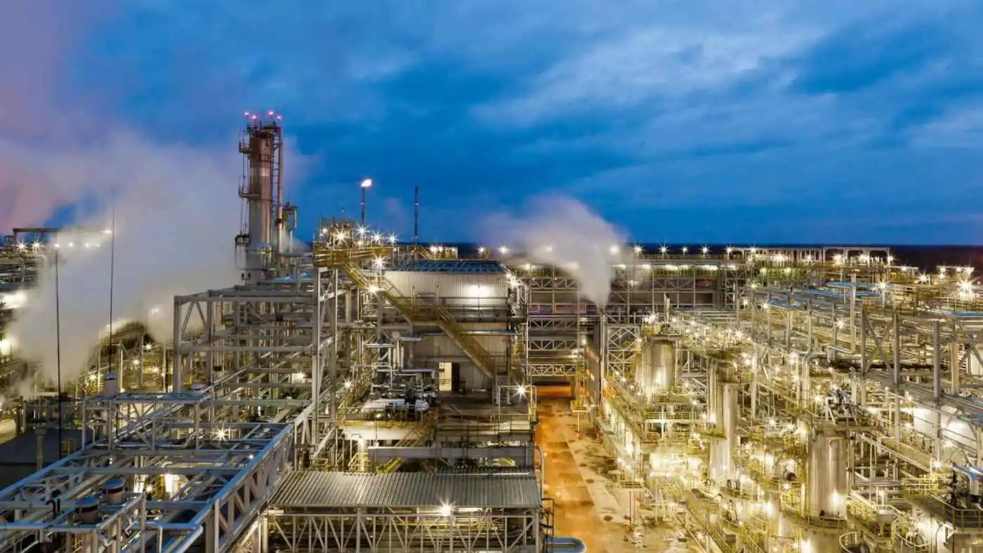 لتوريط أوروبا وروسيا.. هل هاجمت أوكرانيا مصافي المجر ورومانيا؟