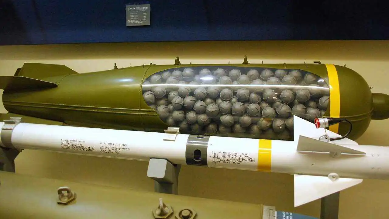 "الصواريخ العنقودية" أكثر الأسلحة إثارة للجدل في الحروب