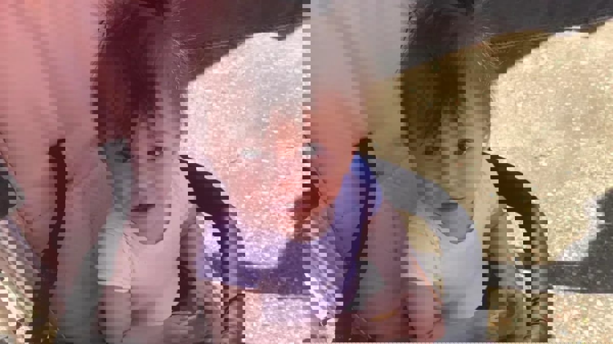 مشهد صادم.. طفل يموت جوعًا بعد 14 يومًا بجانب جثة والده (صور) 