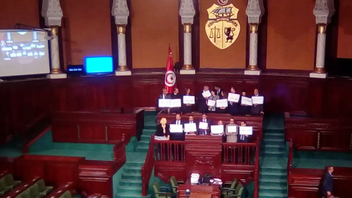 تونس.. نواب "الدستوري الحر" يحتلون منصة رئاسة البرلمان وسط احتدام الأزمة‎