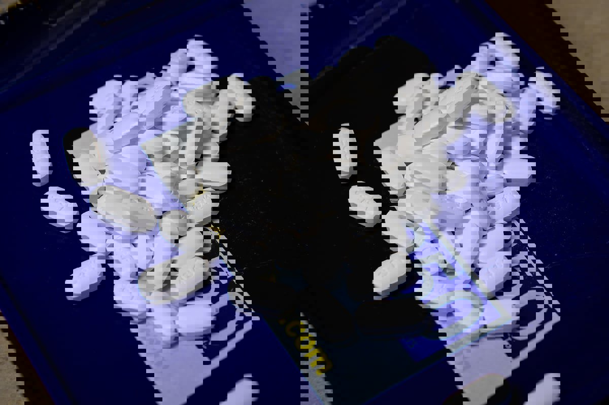 دراسة: تناول مسكنات الألم مع حبوب منع الحمل يرفع خطر الإصابة بجلطات الدم