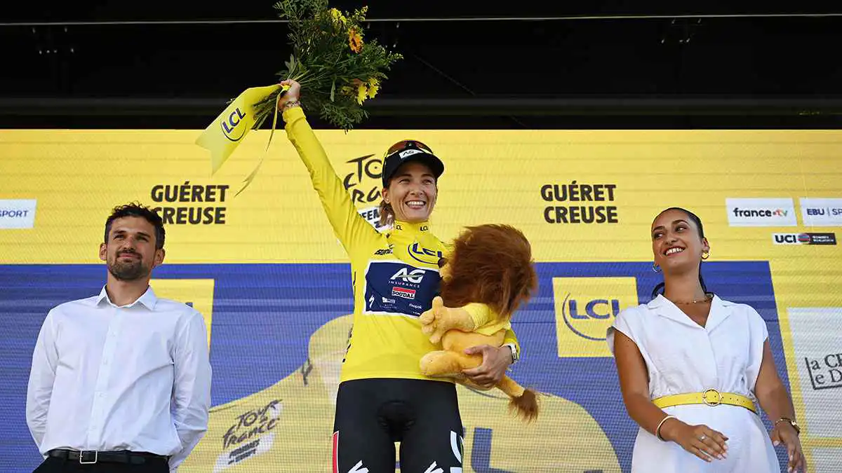 كيمبرلي لو كورت أول إفريقية تفوز بمرحلة في سباق فرنسا للدراجات