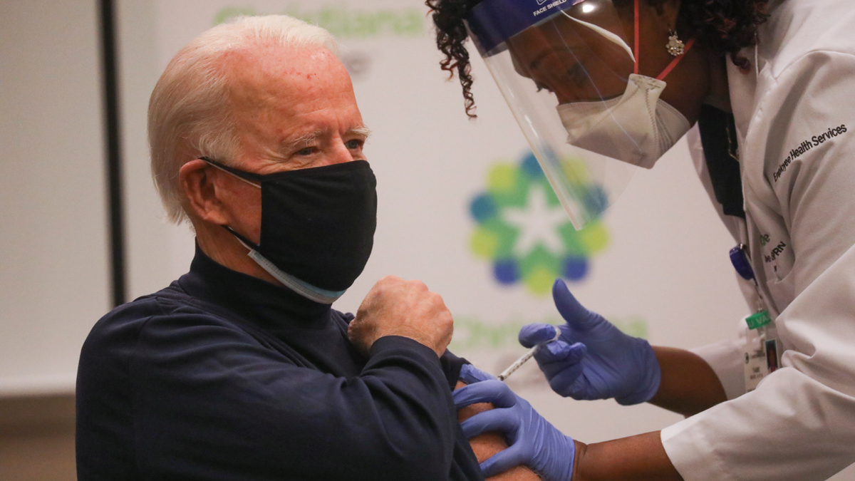 بايدن يتلقى لقاح كورونا (فيديو)