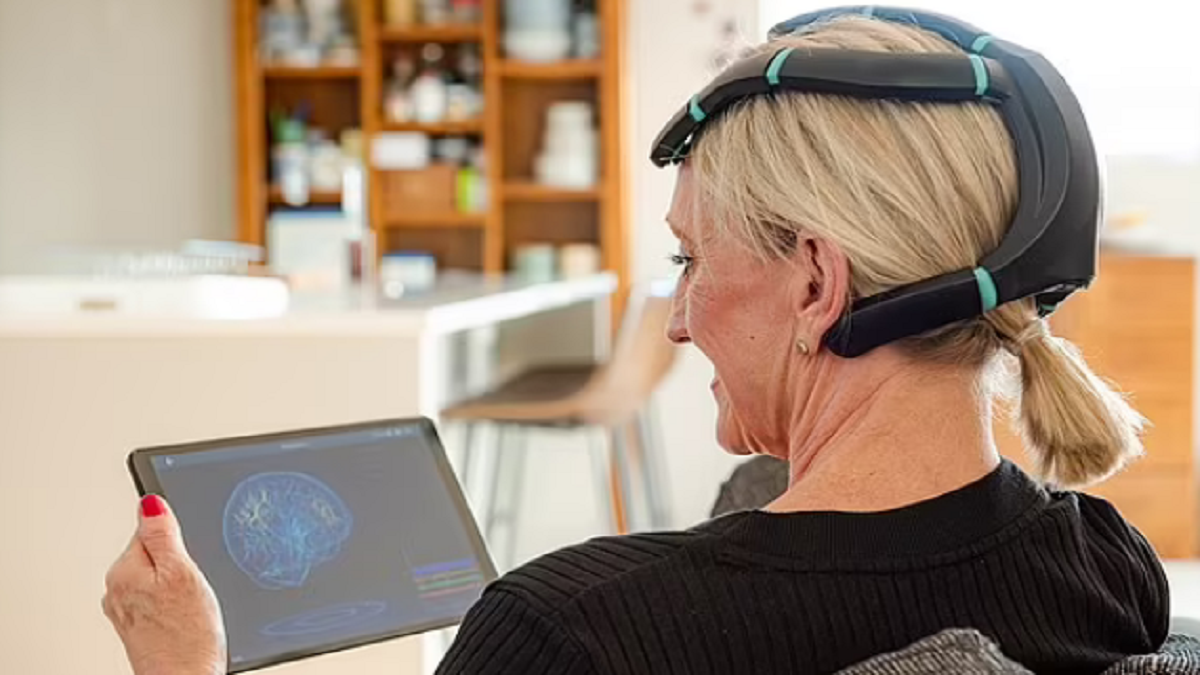 تقرأ موجات الدماغ.. ابتكار خوذة لعلاج الألم المزمن