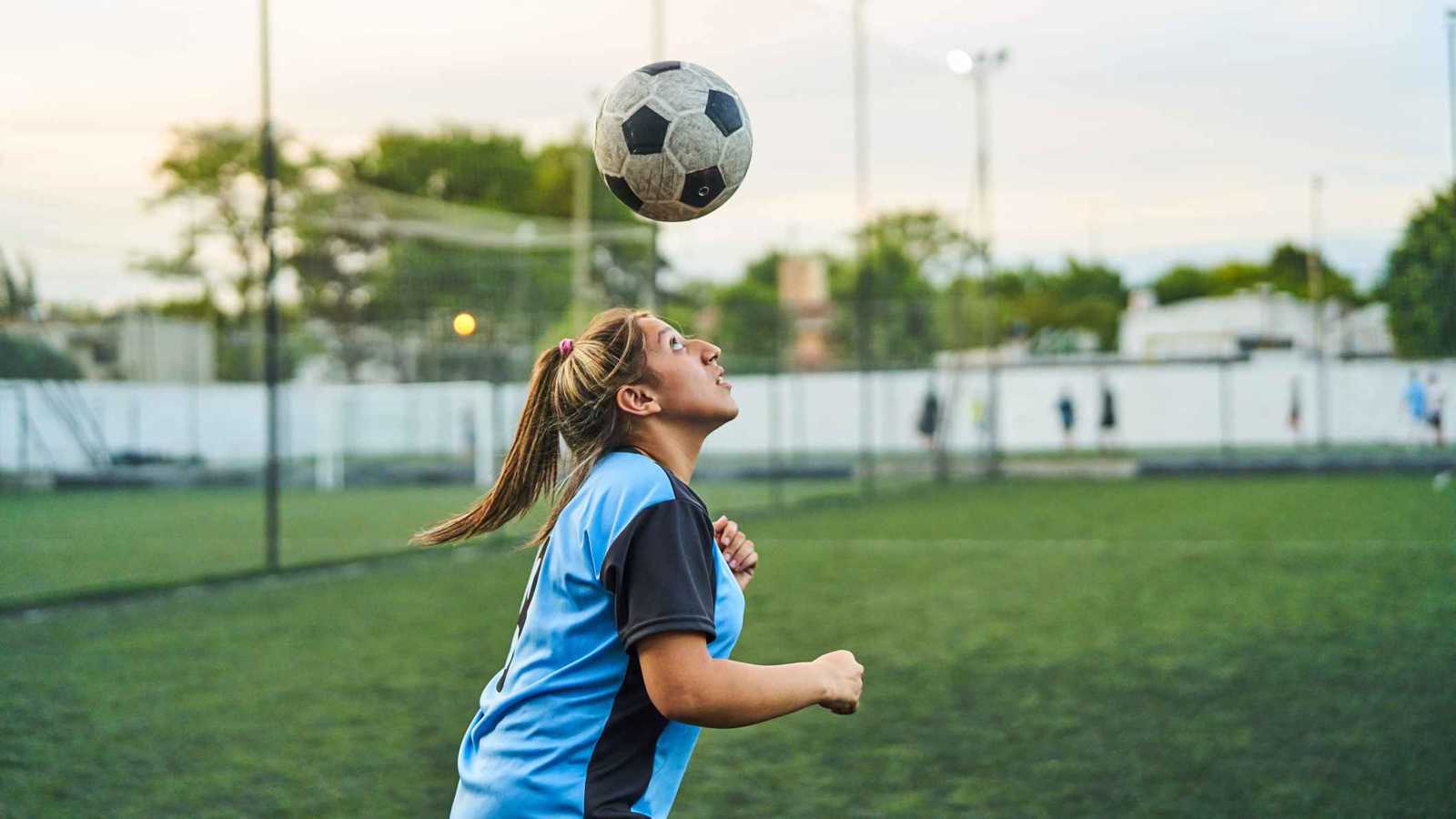 "خطر خفي".. كيف يؤثر ضرب الكرة بالرأس على الذاكرة؟