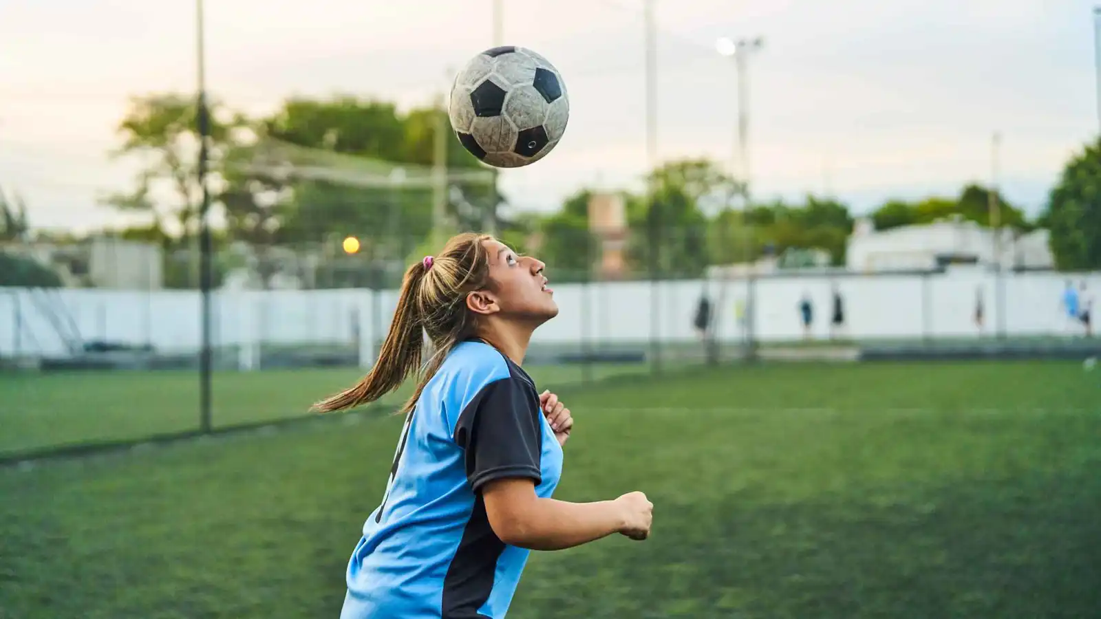 "خطر خفي".. كيف يؤثر ضرب الكرة بالرأس على الذاكرة؟