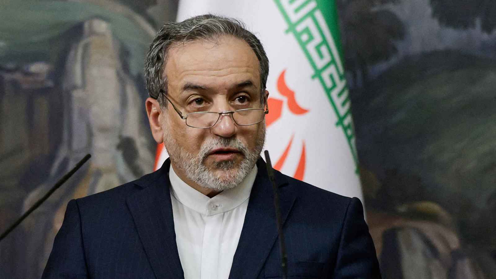 عراقجي يطالب بريطانيا بمحاكمة عادلة لمعتقلين إيرانيين