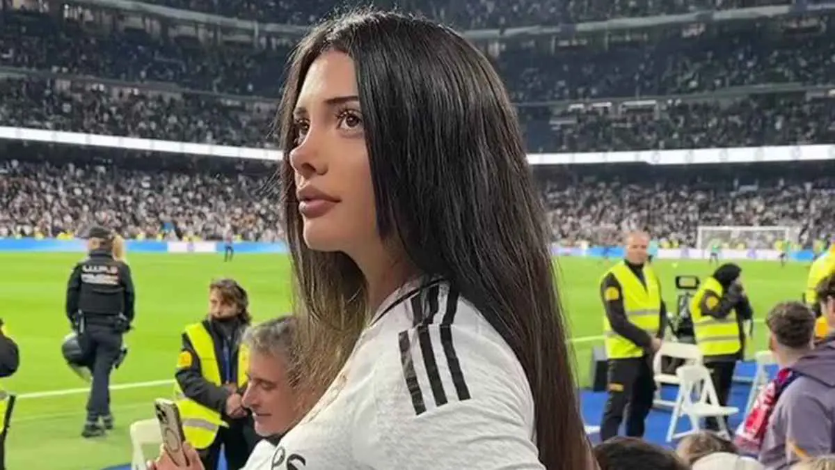 أبرزهم بنزيما.. "حسناء ألبانية" تضع 3 نجوم في ورطة كبرى (فيديو)