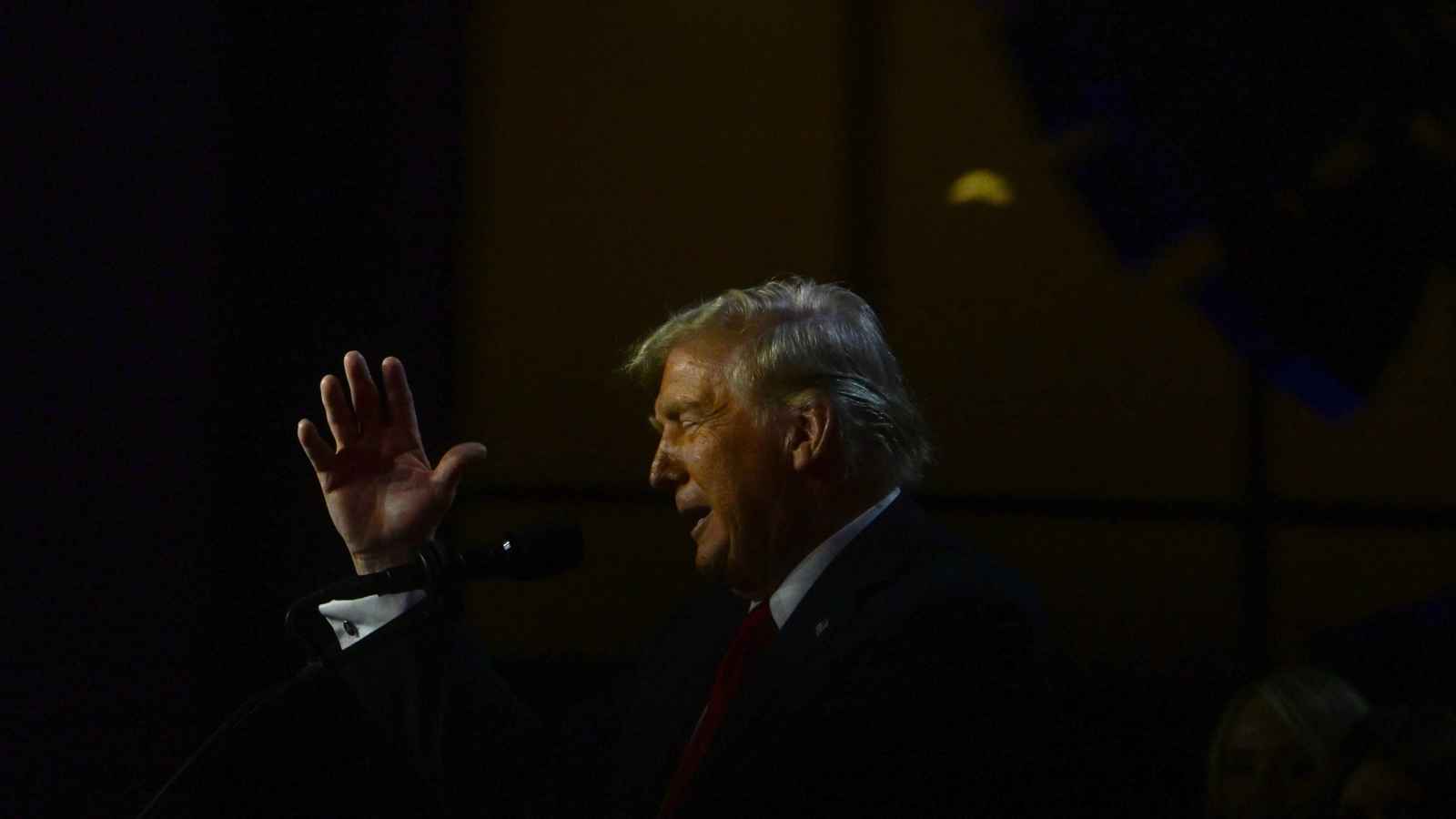 "الغارديان": عودة ترامب "يوم قاتم" لأمريكا والعالم