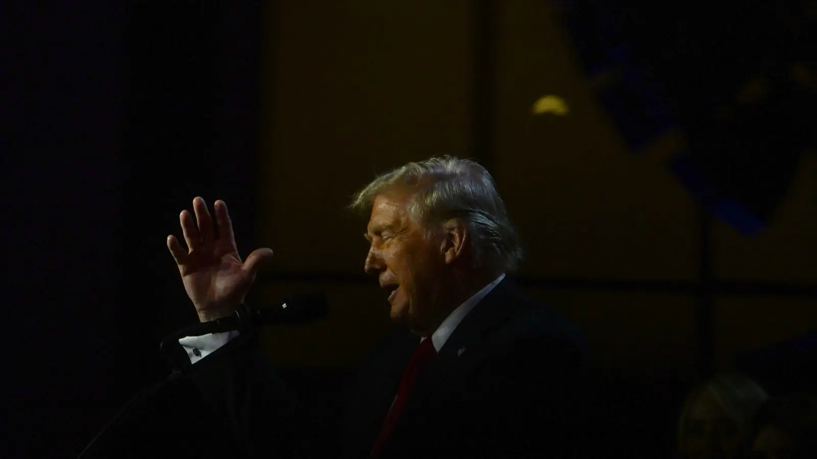 "الغارديان": عودة ترامب "يوم قاتم" لأمريكا والعالم