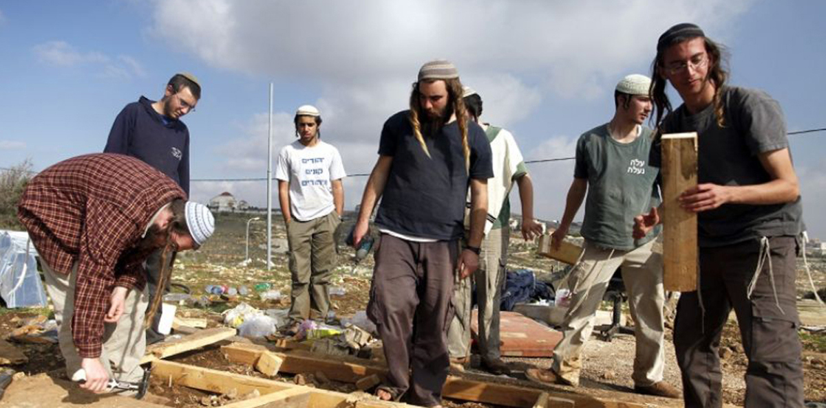 مستوطنون يهاجمون منزلًا فلسطينيًا جنوب نابلس