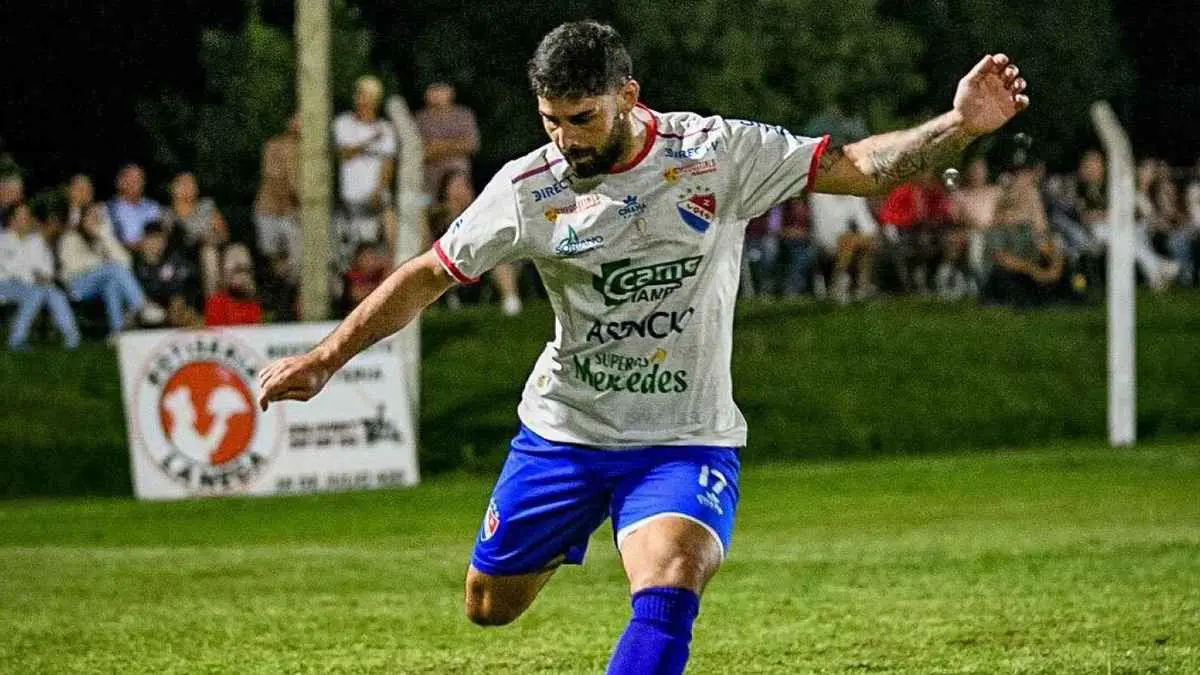 أسقط منافسه أرضا.. "ضربة قاضية جنونية" في مباراة كرة قدم (فيديو)