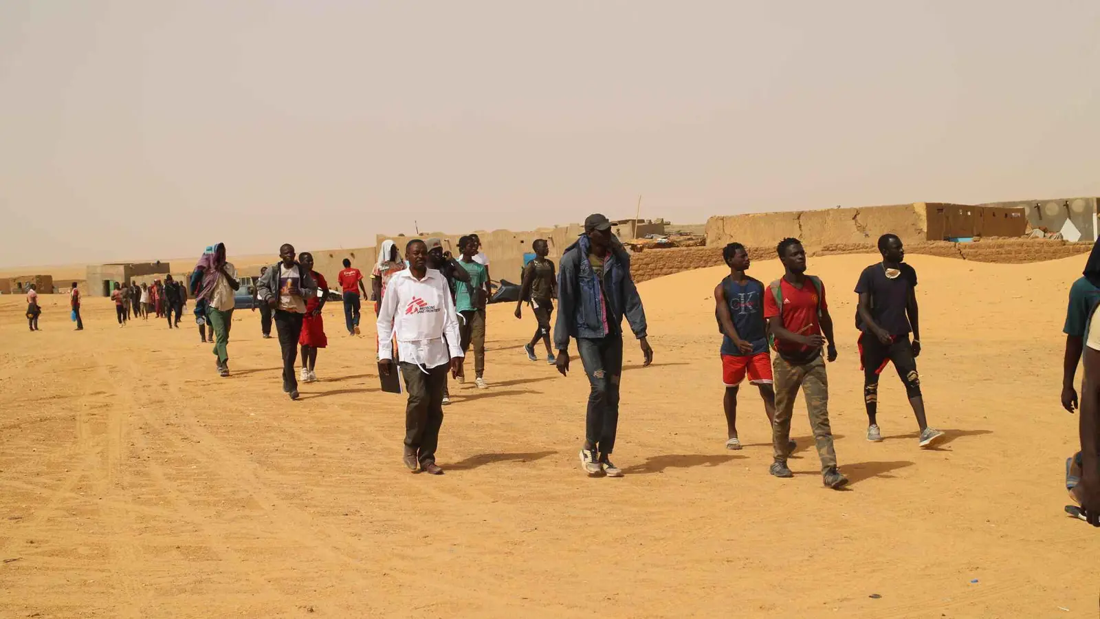 خبراء: عمليات الترحيل الجزائرية "رسالة سياسية" للداخل والخارج