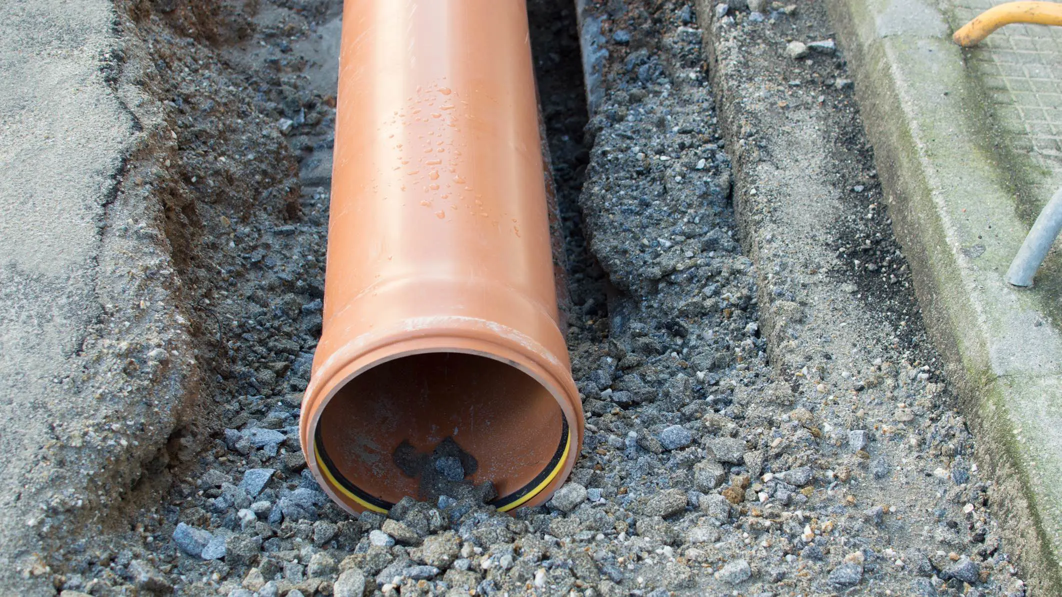 لسبب صادم.. امرأة تتسبب بغرق شارع بعد إغلاقها أنابيب التصريف بـ"الإسمنت"