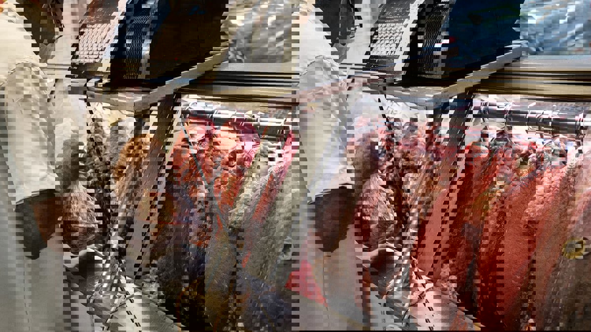 بسبب الغلاء.. المصريون يقبلون على شراء اللحوم المجمدة