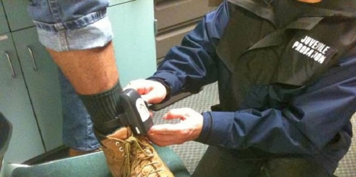 الجزائر تفعّل "السوار الإلكتروني" بدلًا من الحبس الاحتياطي