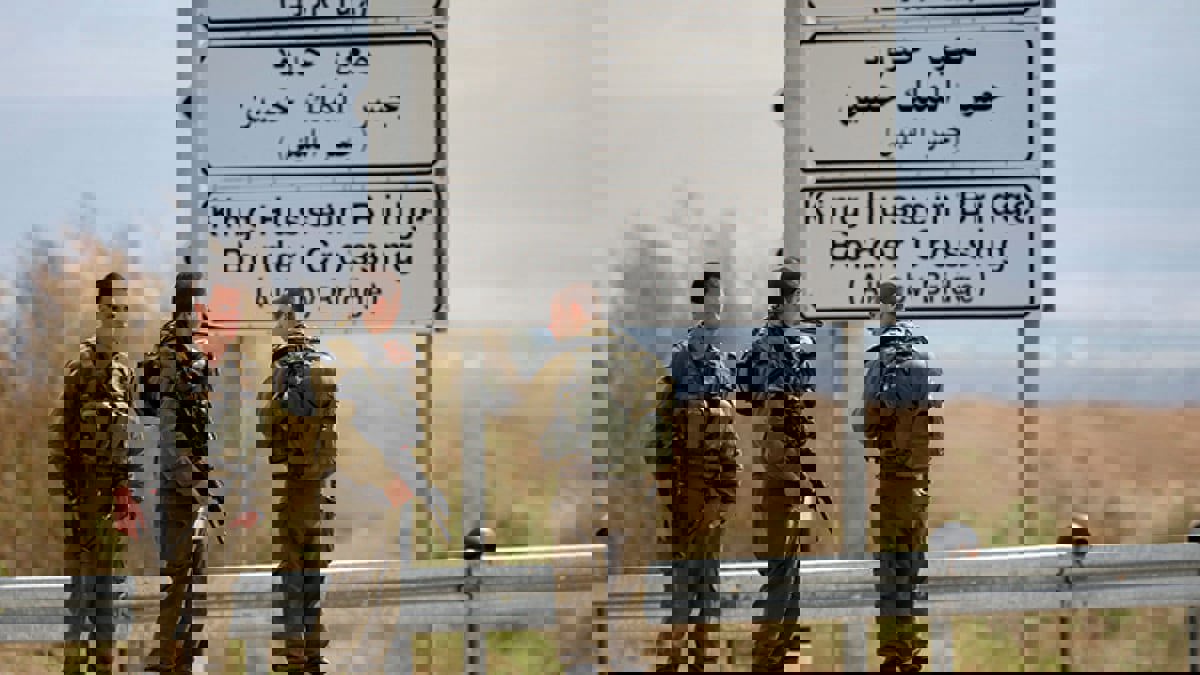 رجل يتنكر في زي زوجته على المعبر بين الأردن وإسرائيل