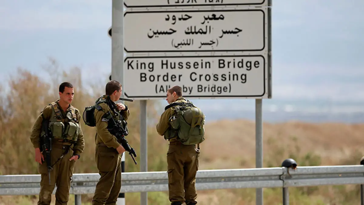 رجل يتنكر في زي زوجته على المعبر بين الأردن وإسرائيل