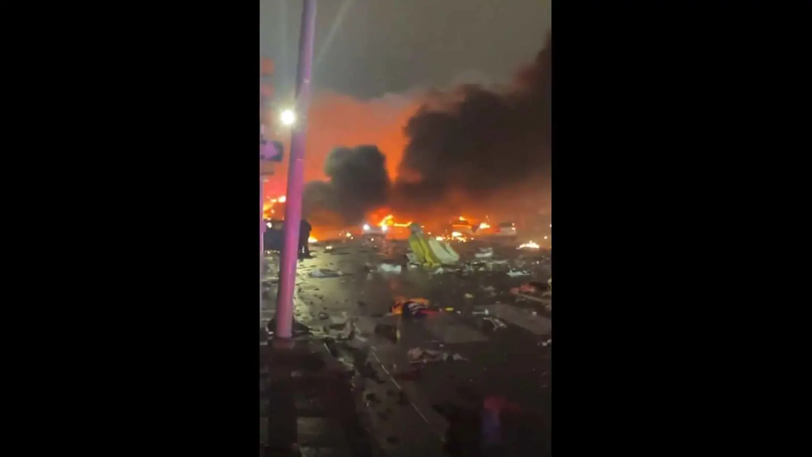 أنباء عن ضحايا.. حرائق ودمار إثر تحطم طائرة أمريكية بفيلادلفيا (فيديو)