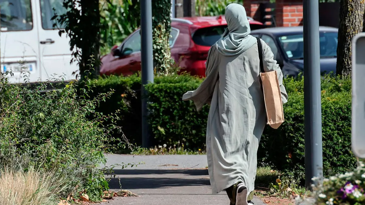 حظر العباءة في المدارس الفرنسية بقرار قضائي