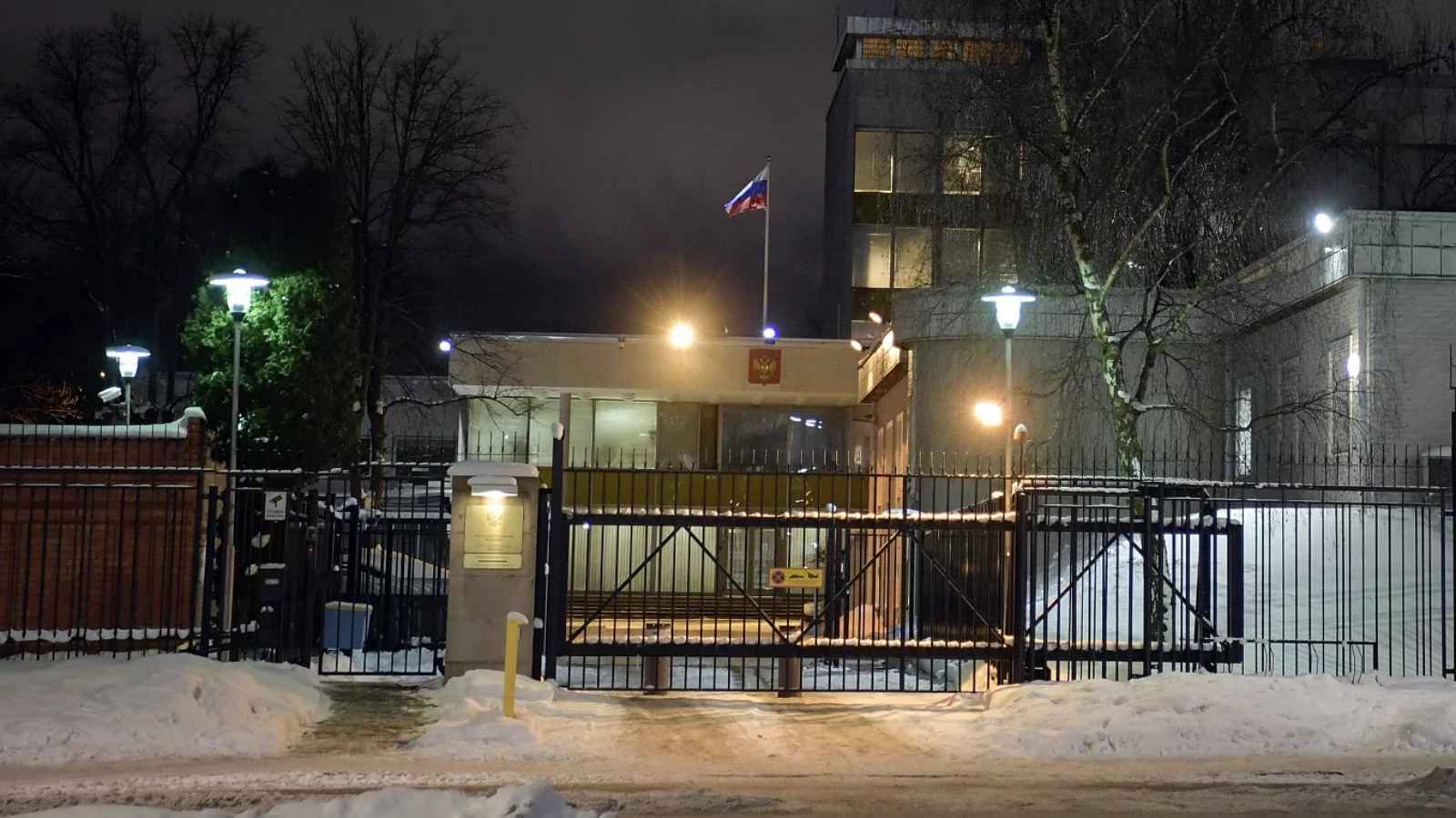 مُسيرة مجهولة تسقط طلاءً على السفارة الروسية في السويد