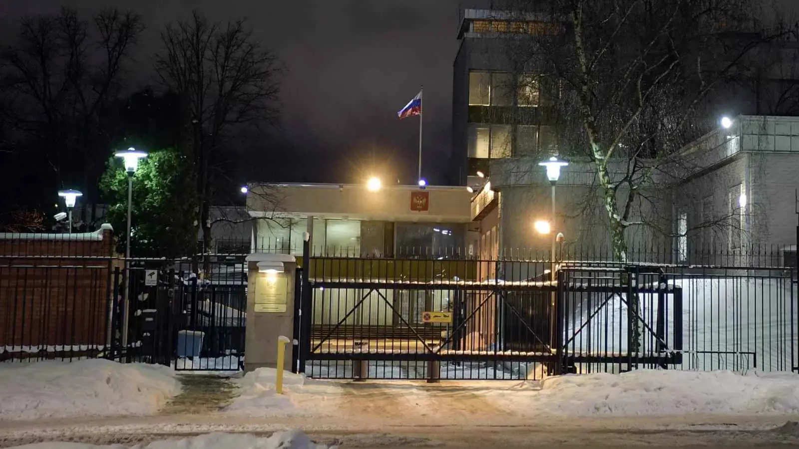 مُسيرة مجهولة تسقط طلاءً على السفارة الروسية في السويد