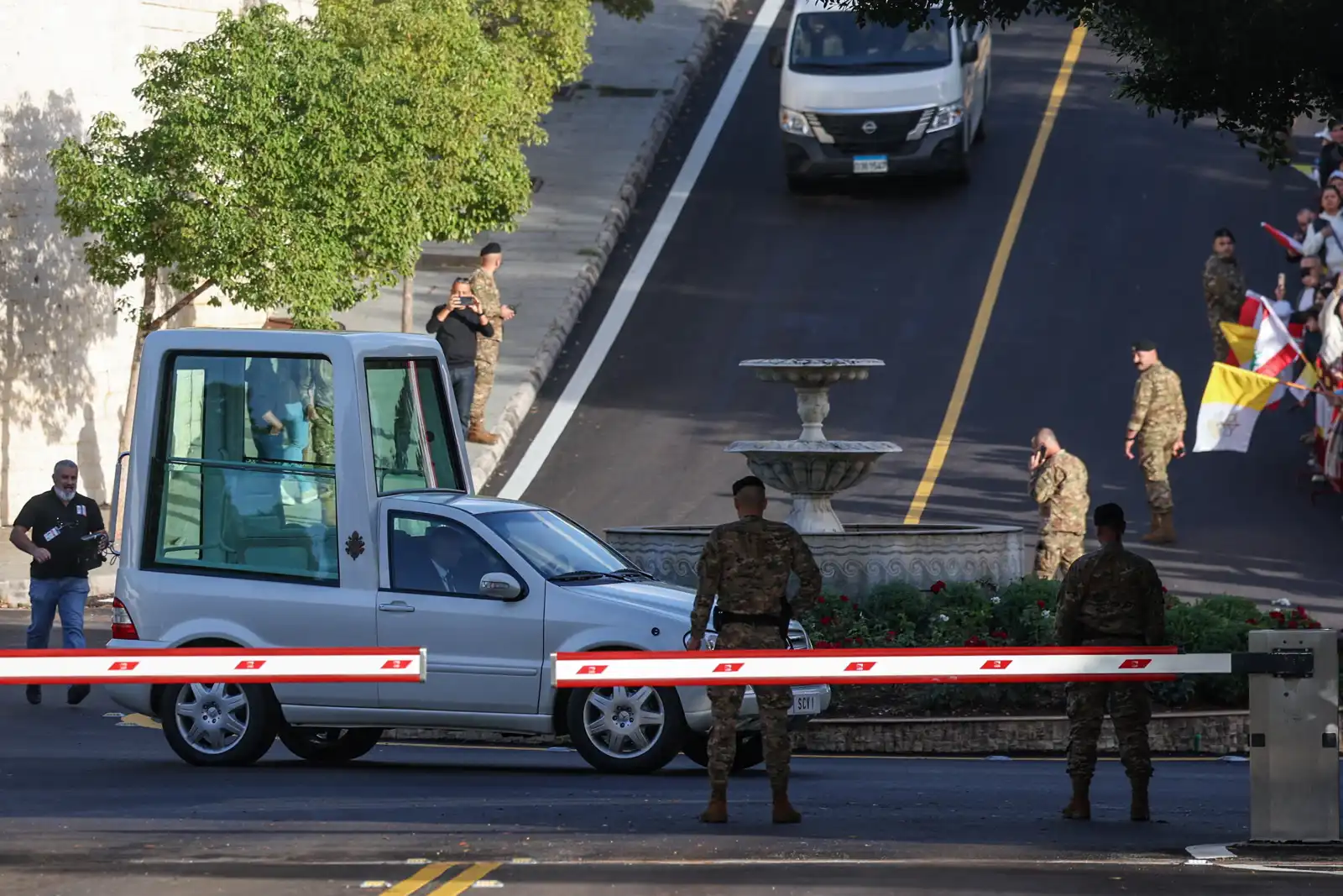 سیارة البابا فی محیط القصر الرئاسی فی بعبدا